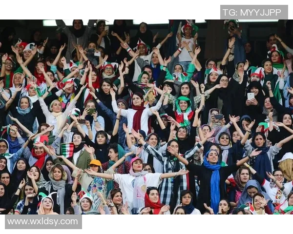 广州足球队配合引发热议球迷对战术和默契的不同看法